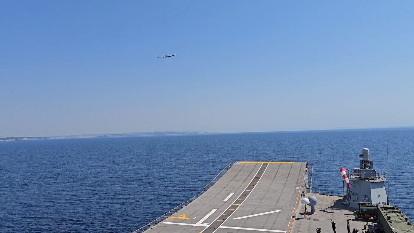 Bayraktar KALKAN DİHA TCG Anadolu güvertesi üzerinden uçarken