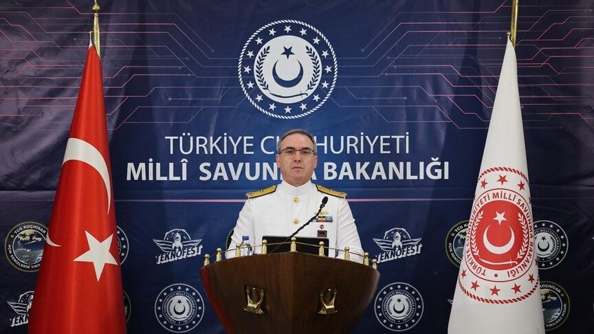 MSB Basın ve Halkla İlişkiler Müşaviri Tuğamiral Zeki Aktürk kürsüde haftalık basın toplantısını sunuyor