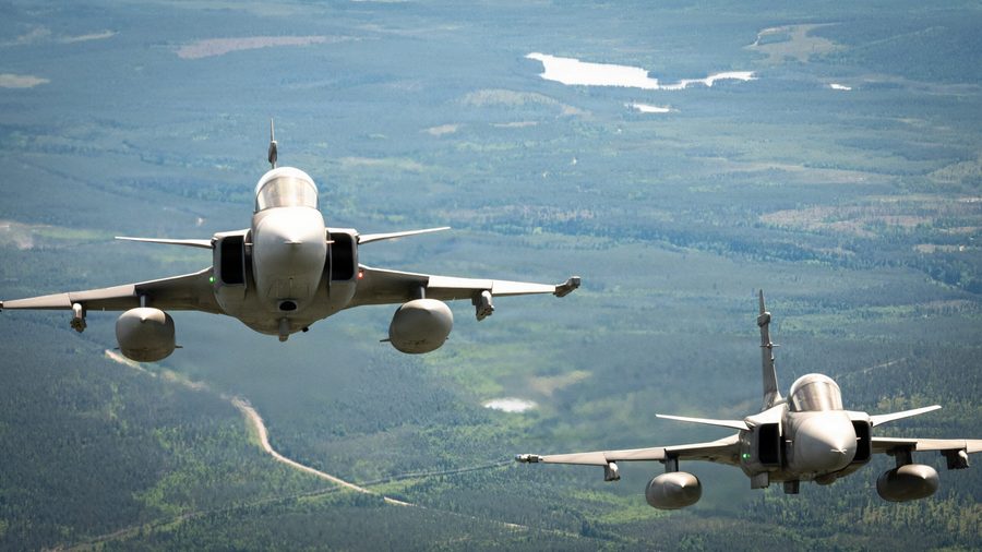 Saab JAS-39 Gripen savaş uçağı uçuş halinde