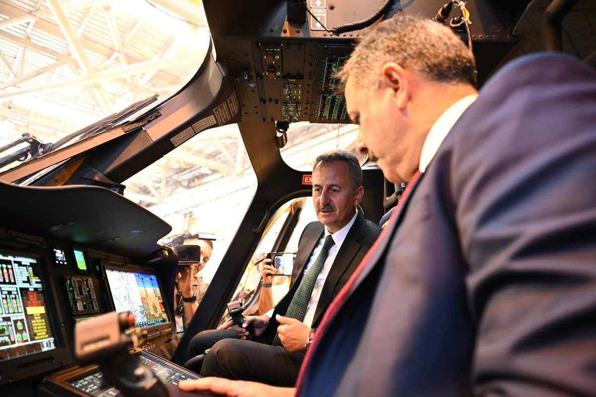 T625 GÖKBEY helikopterinin kokpitinde teslimat töreni