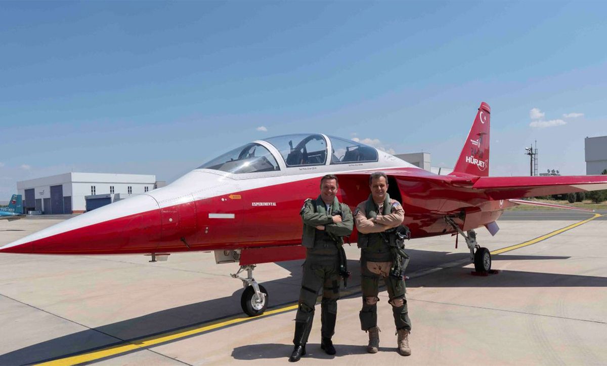 HÜRJET jet eğitim uçağı TUSAŞ tesislerinde İngiliz heyetin incelemesinde