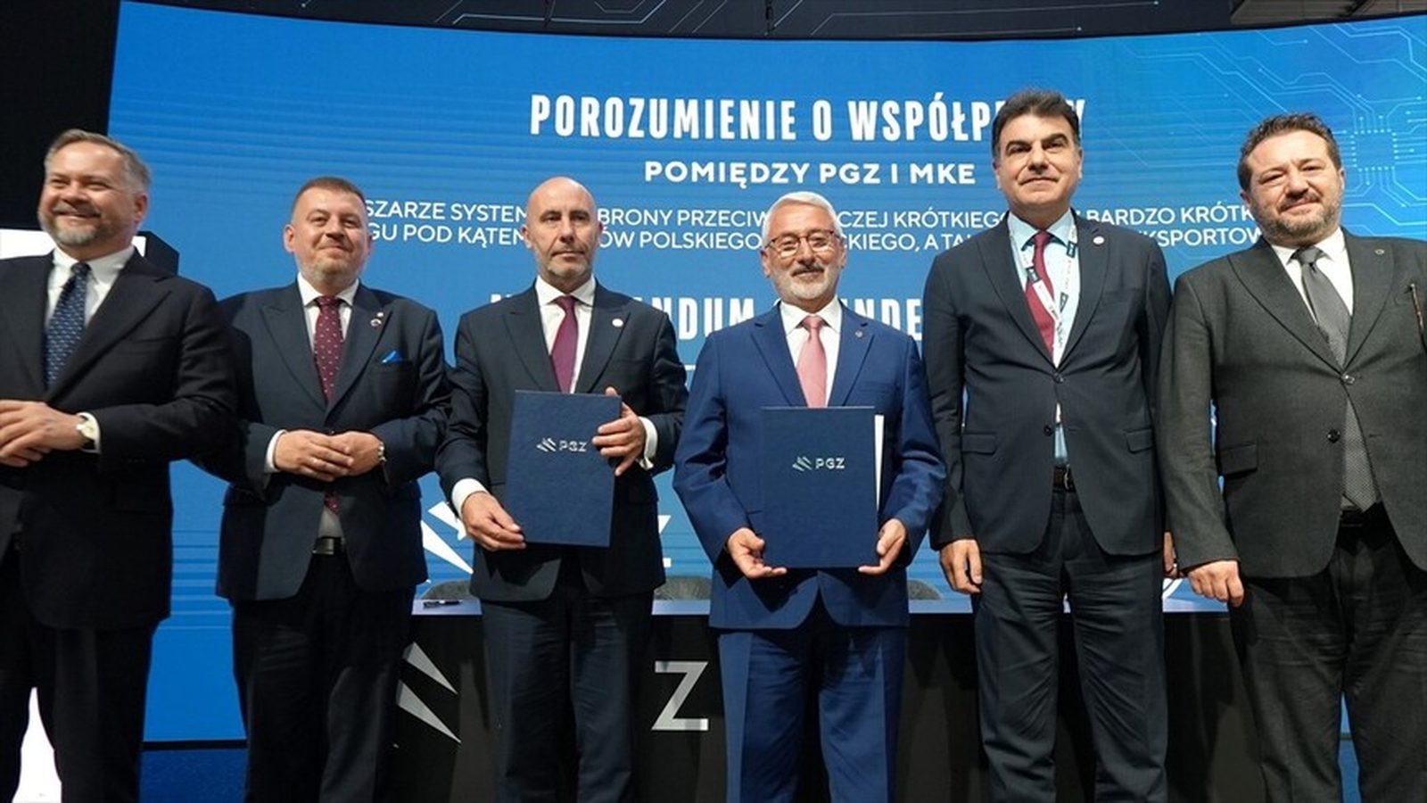 MKE ve PGZ yetkilileri MSPO fuarında mutabakat zaptını imzalarken