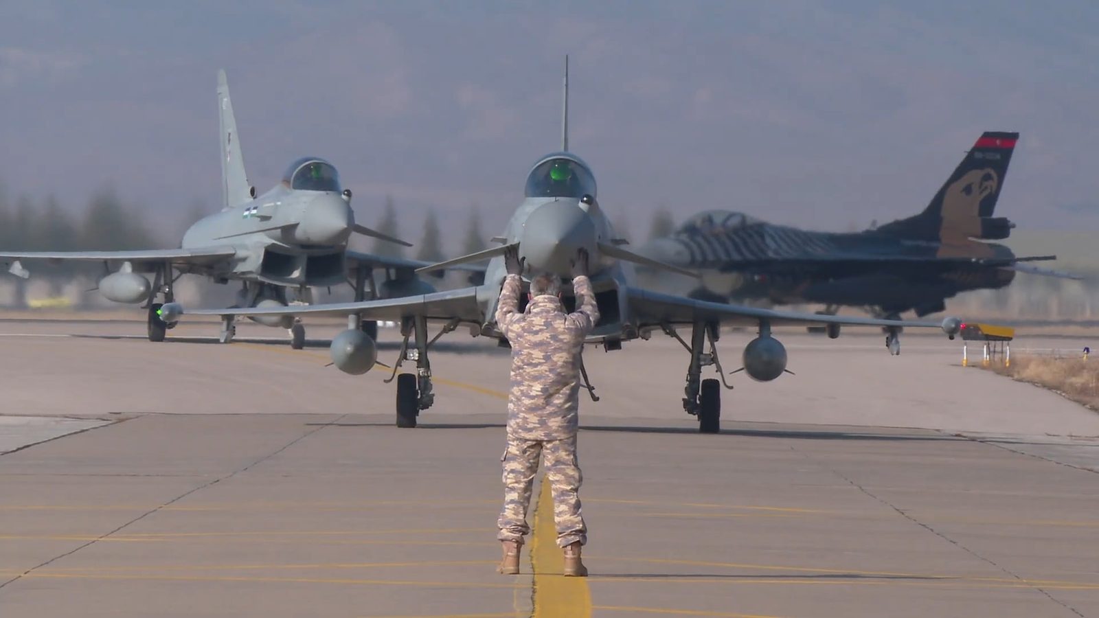 Eurofighter Typhoon savaş uçakları pistte