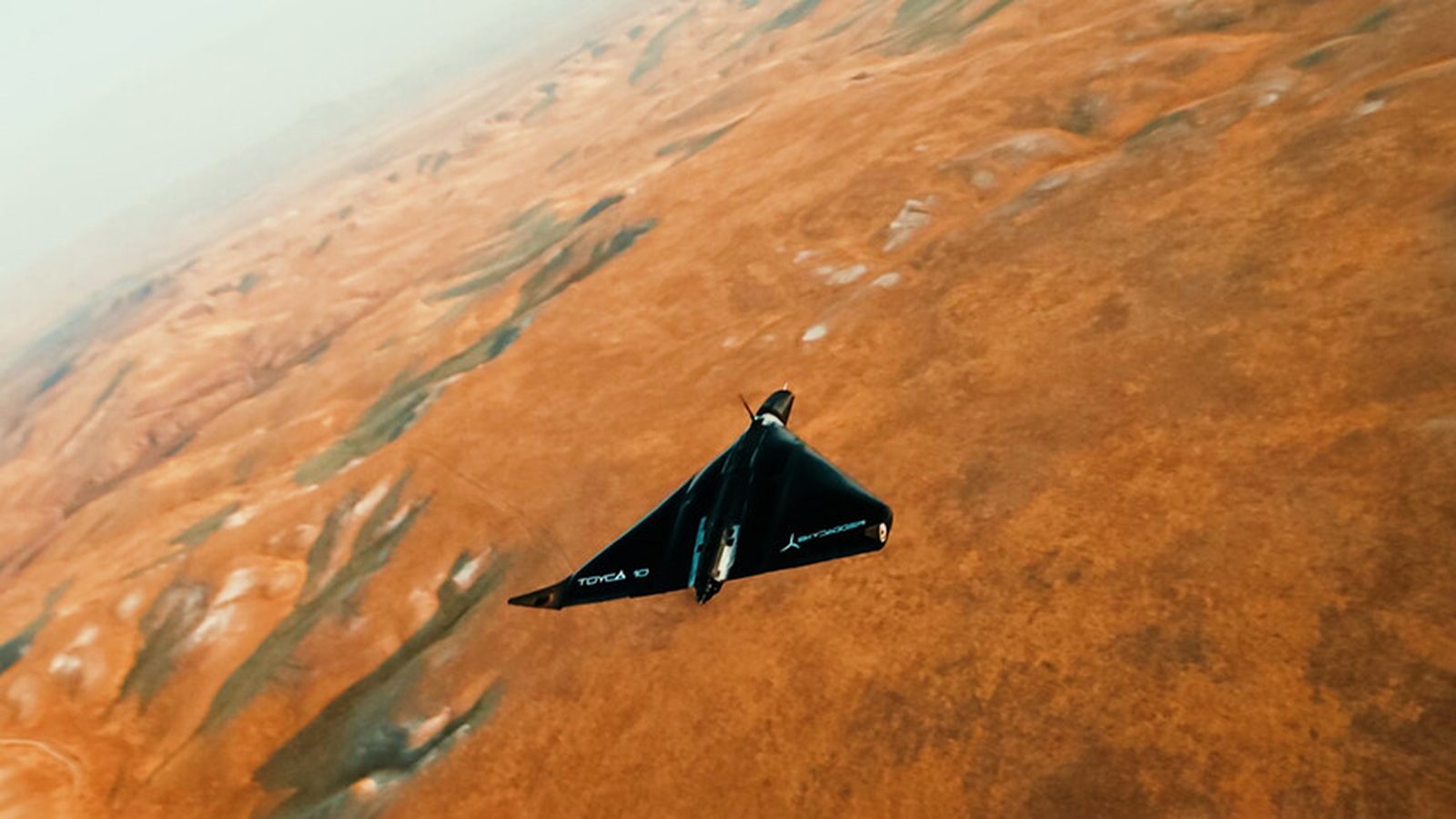 TOYCA-10E kamikaze İHA uçuş hâlinde