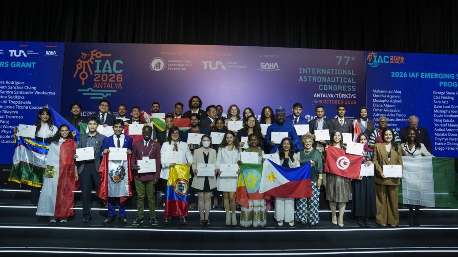 IAC 2026 kapanış töreninde ödül alan genç uzay profesyonelleri sahnede
