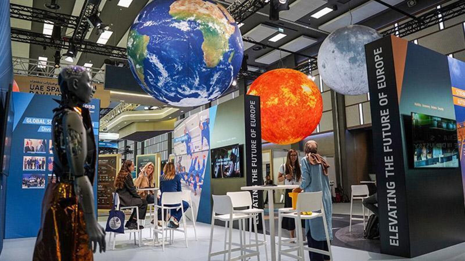IAC 2026 sergi alanında gezegen modelleri ve Avrupa pavyonu