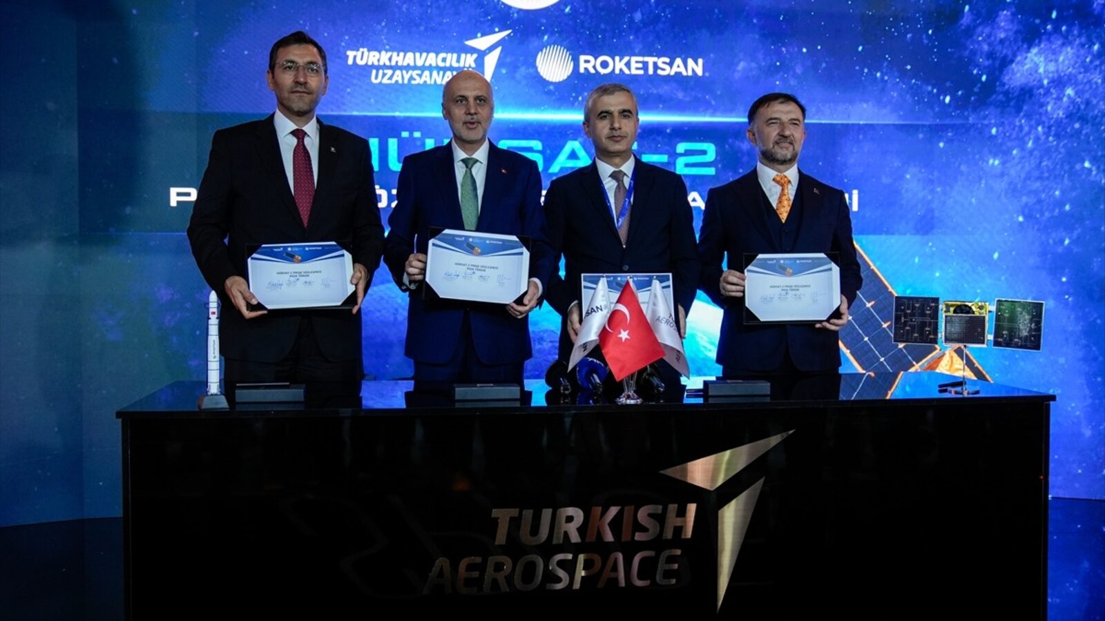 TUSAŞ ve ROKETSAN yöneticileri HÜRSAT-2 sözleşmesi imza töreninde