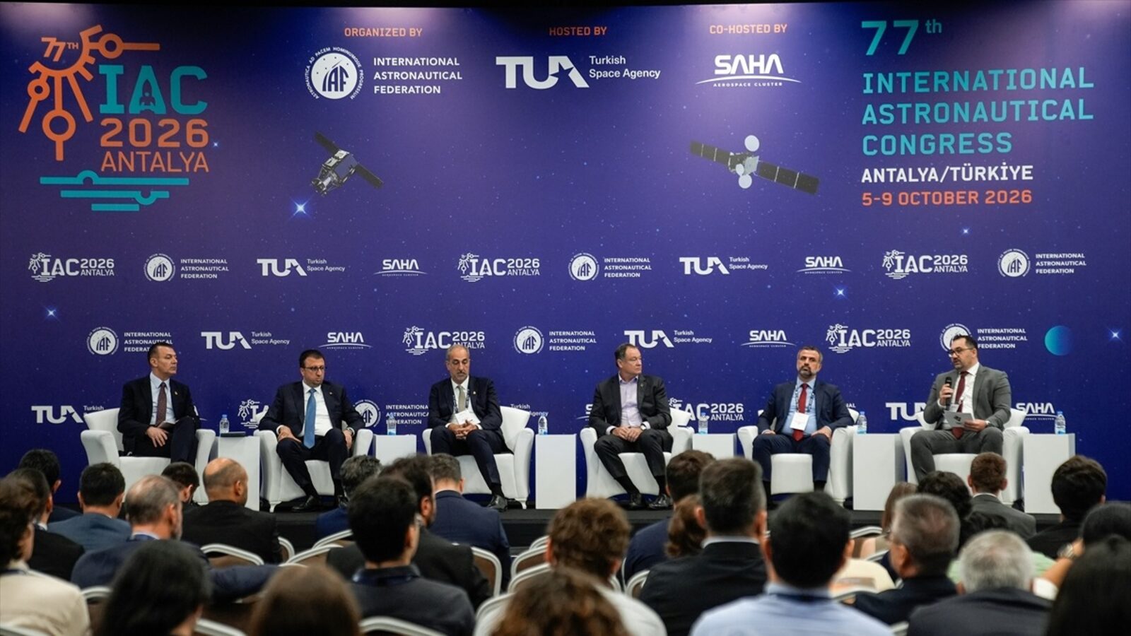 IAC 2026 panelinde konuşmacılar ve dinleyiciler
