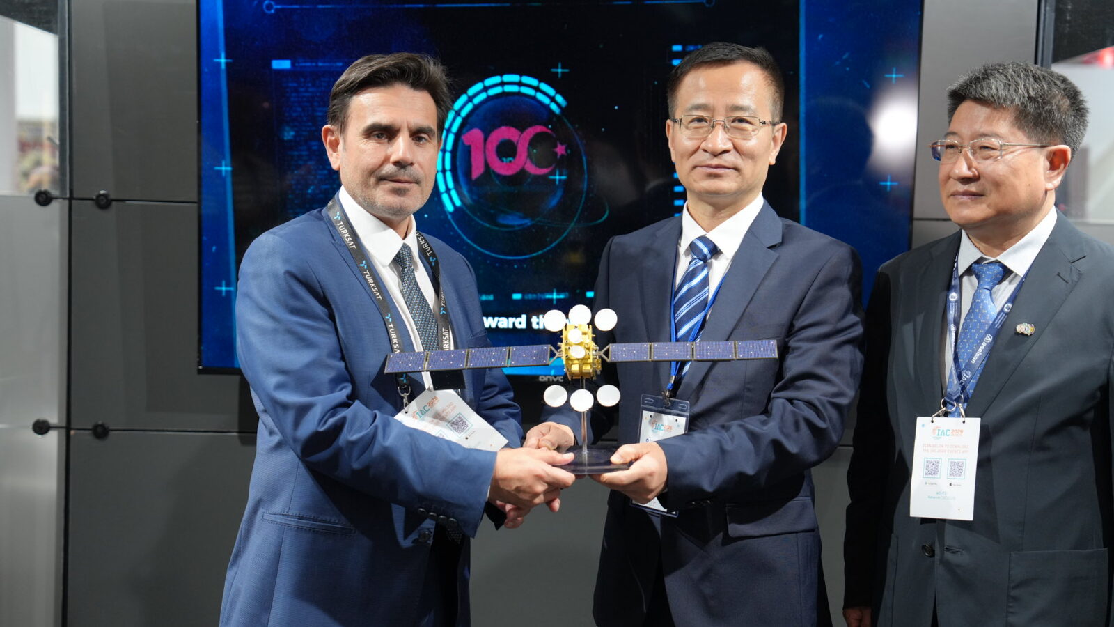 TÜRKSAT ve China Satcom yöneticileri anlaşma sonrası el sıkışırken