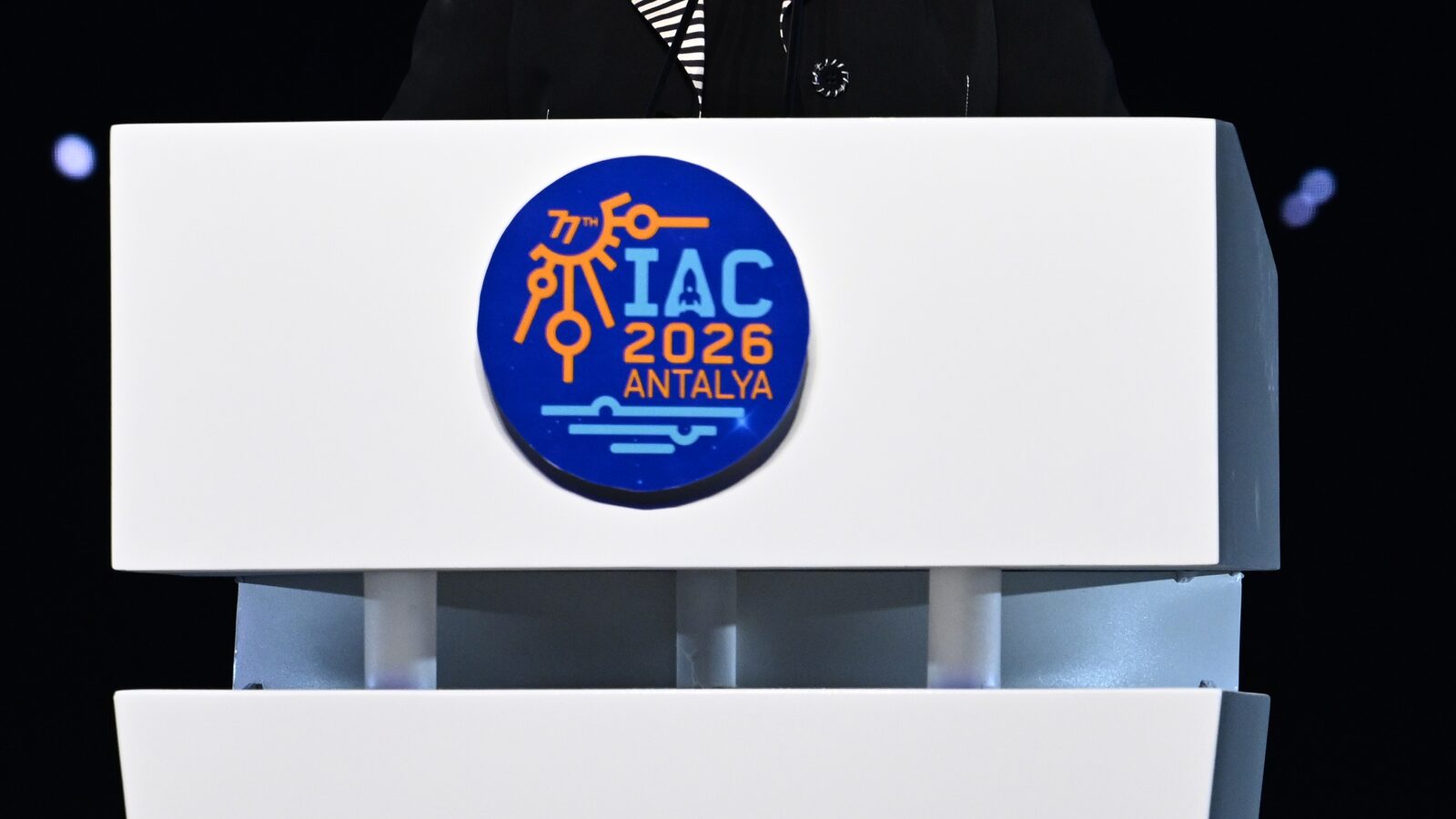 IAC 2026 logolu kürsü
