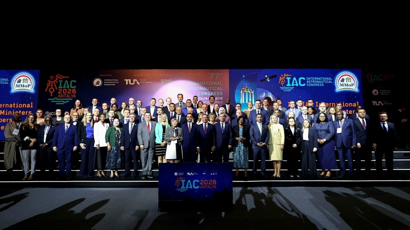 Bakanlar ve Parlamenterler Toplantısı katılımcılarının aile fotoğrafı
