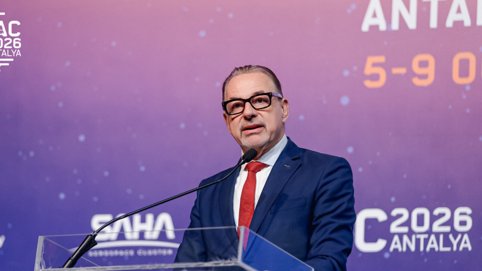 ESA Genel Direktörü Josef Aschbacher IAC 2026 kürsüsünde