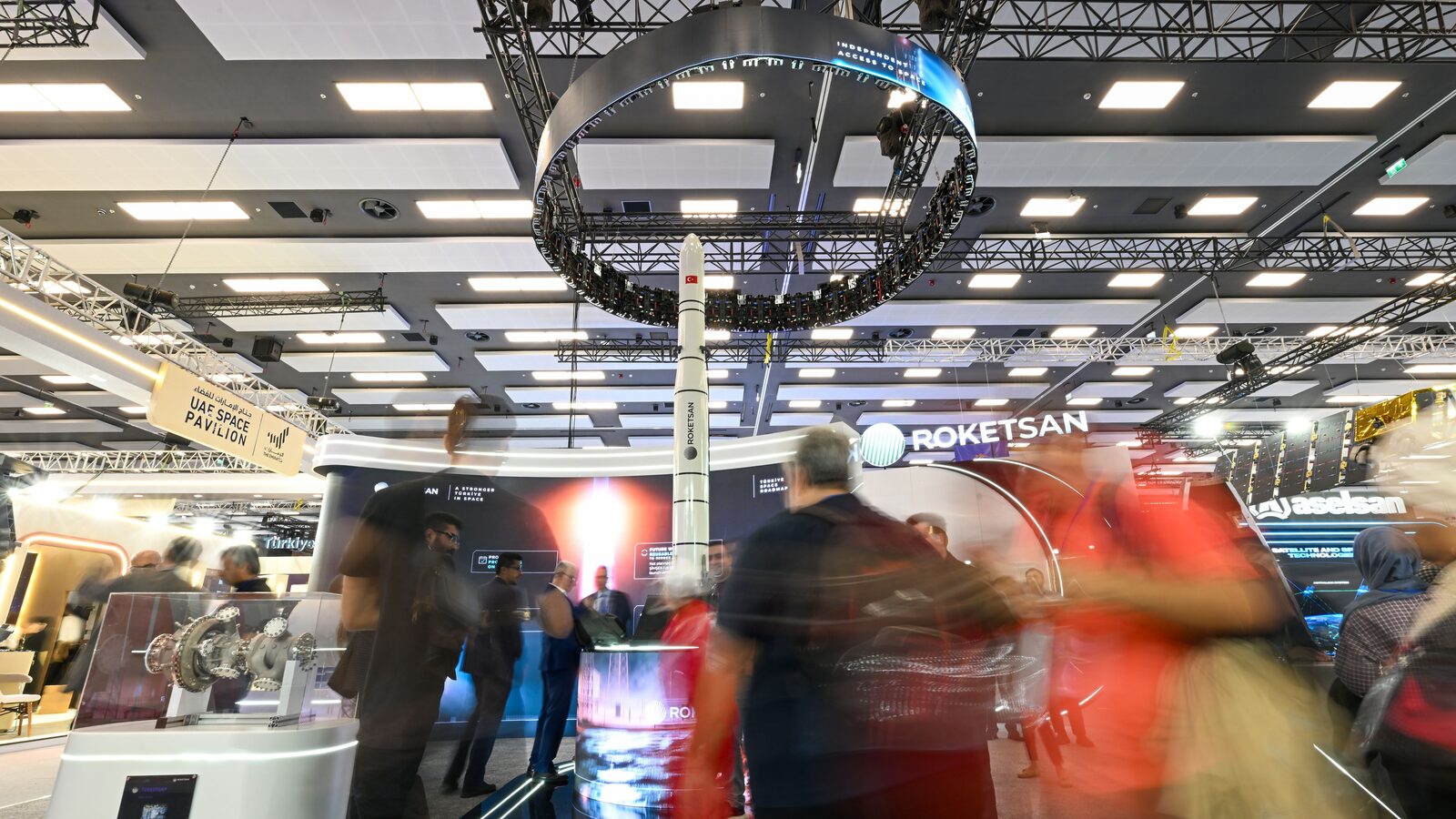 IAC 2026 sergi salonunda ziyaretçiler ve ROKETSAN standı