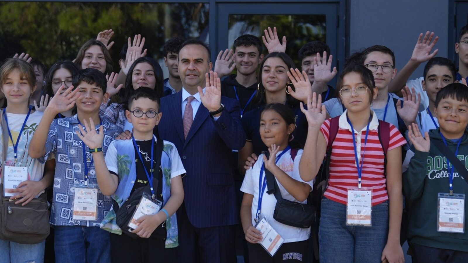 Halk Günü'nde IAC 2026'yı ziyaret eden öğrenciler el sallarken