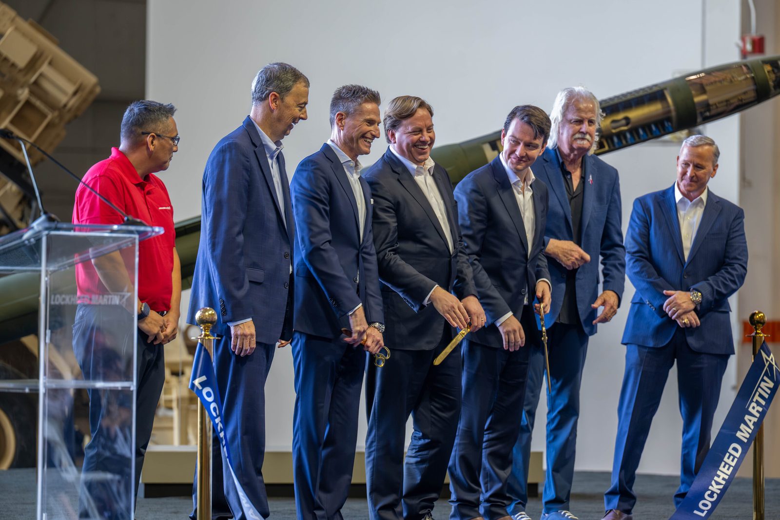 Lockheed Martin yöneticileri Grand Prairie tesisinde kurdele keserken