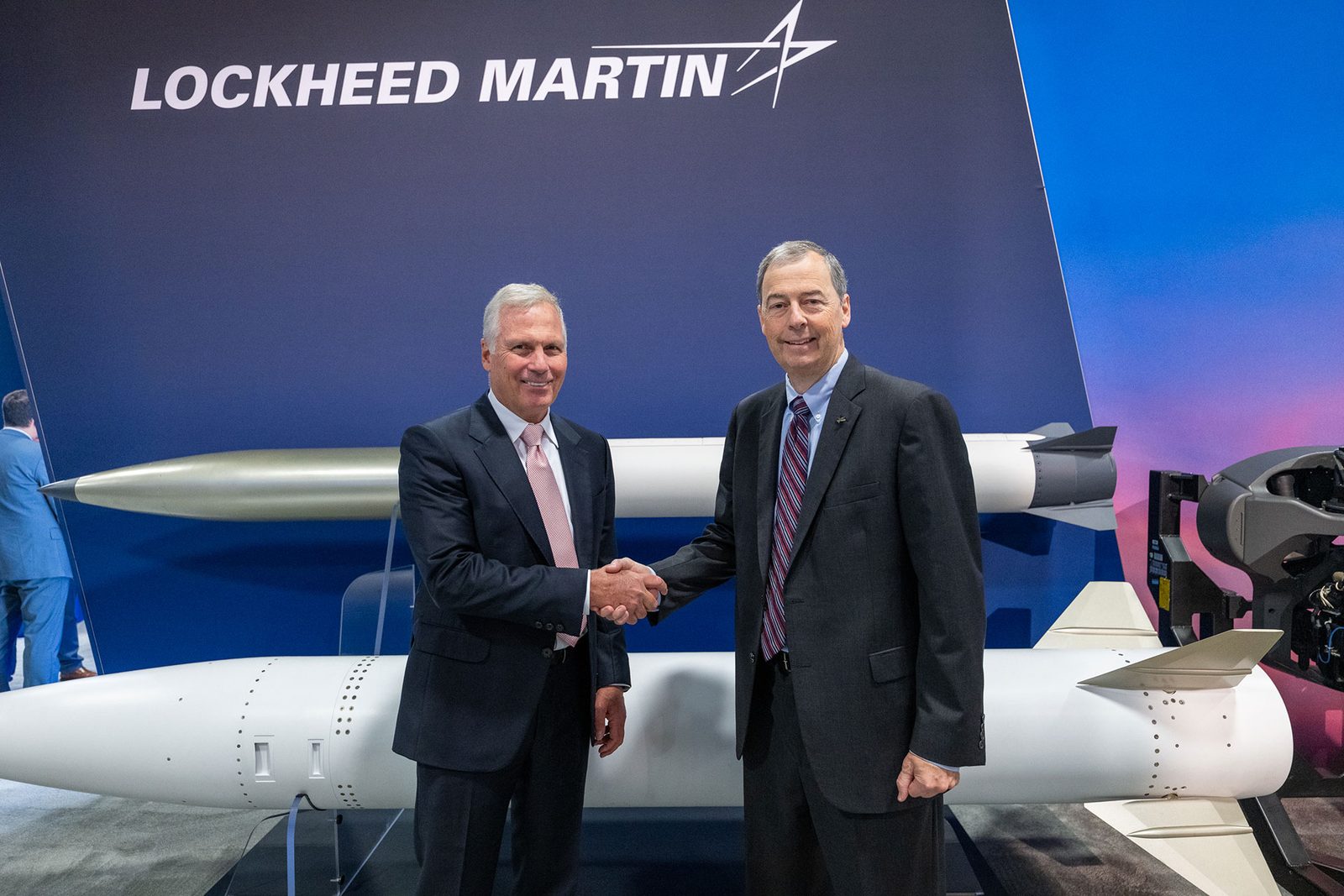 Lockheed Martin ve Avio yöneticileri füzelerin önünde el sıkışırken