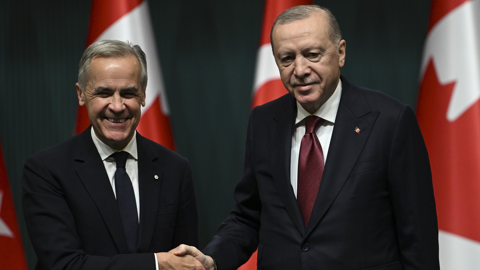Cumhurbaşkanı Erdoğan ile Kanada Başbakanı Carney tokalaşırken