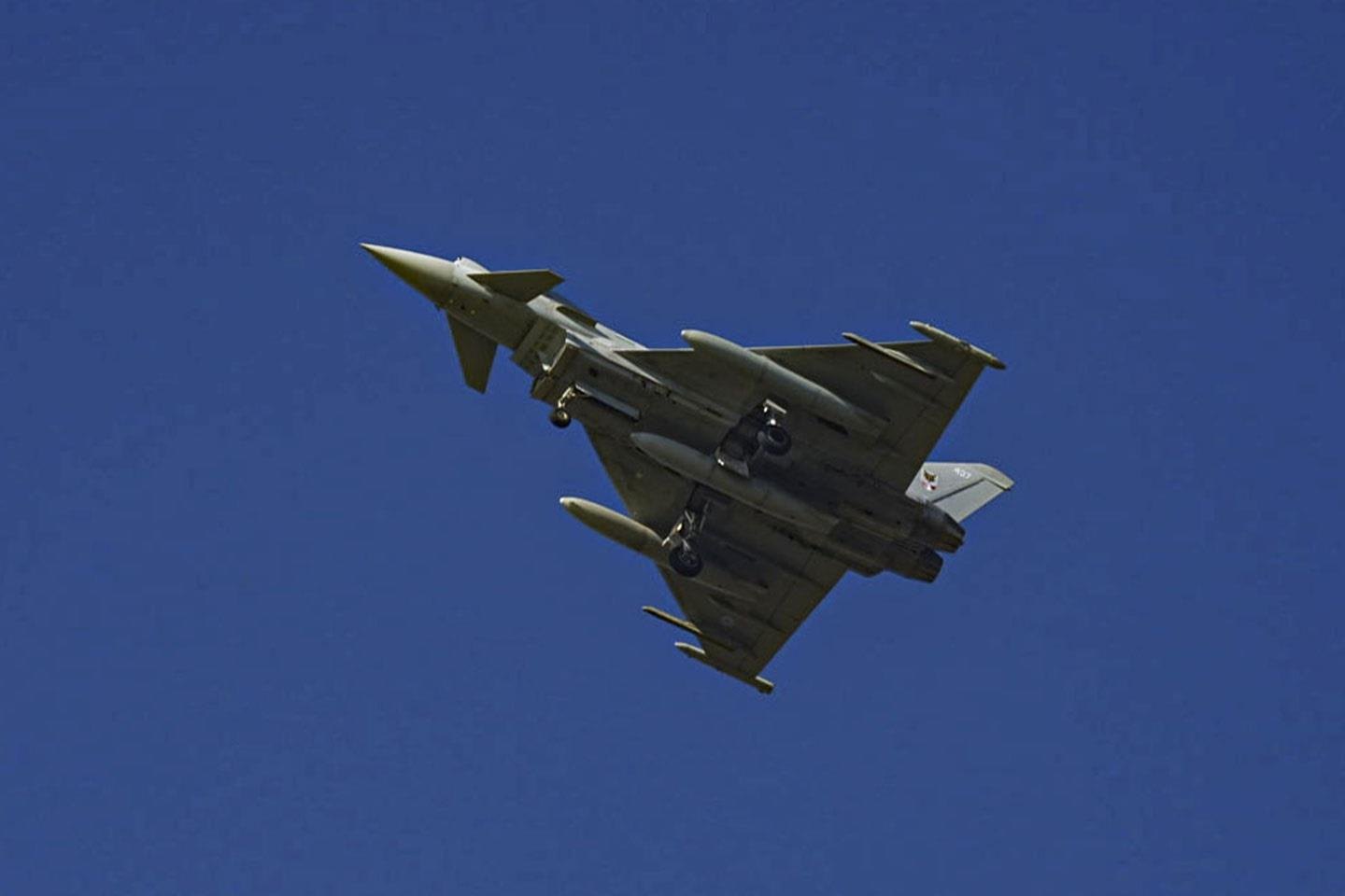 Eurofighter Typhoon uçuş hâlinde