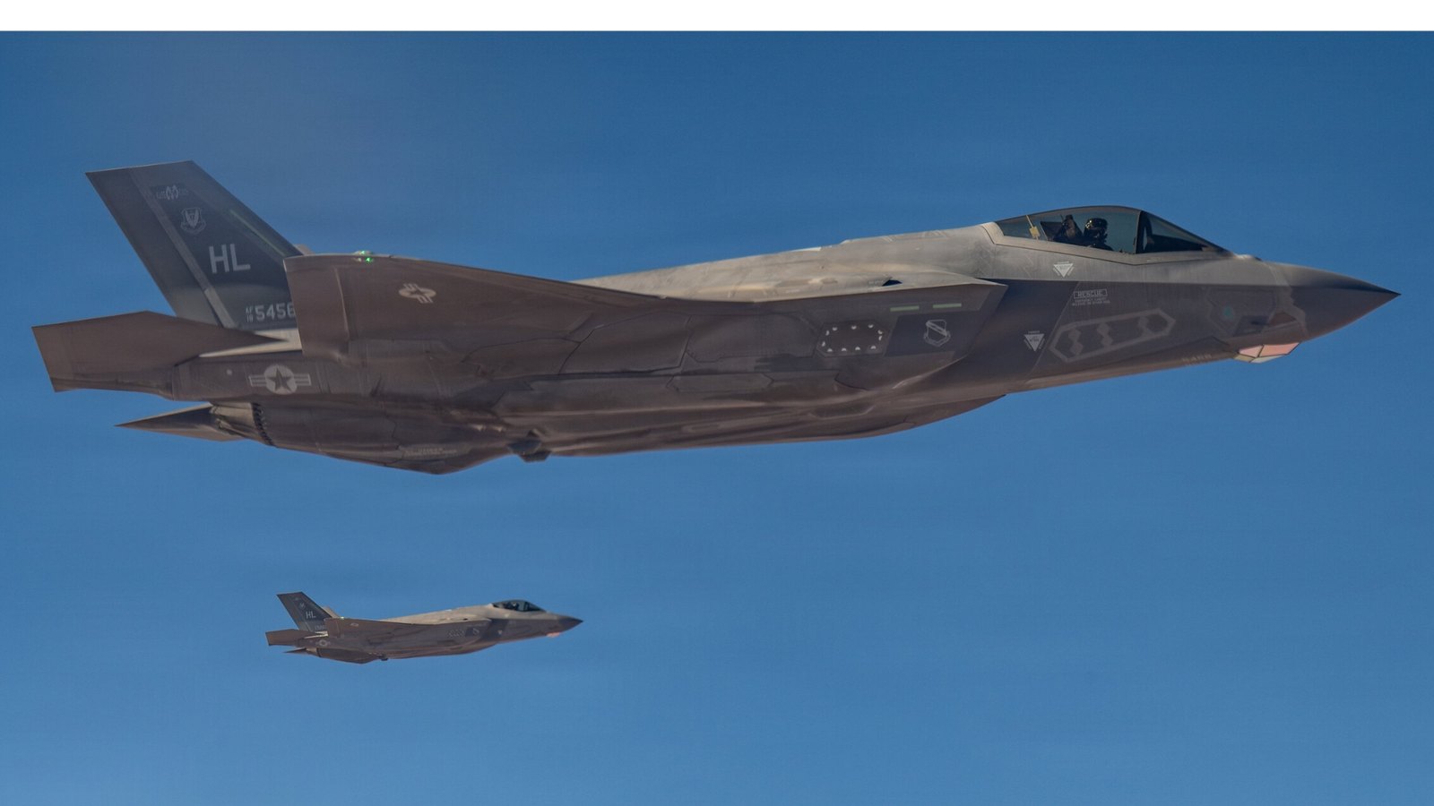 F-35 uçakları uçuş hâlinde
