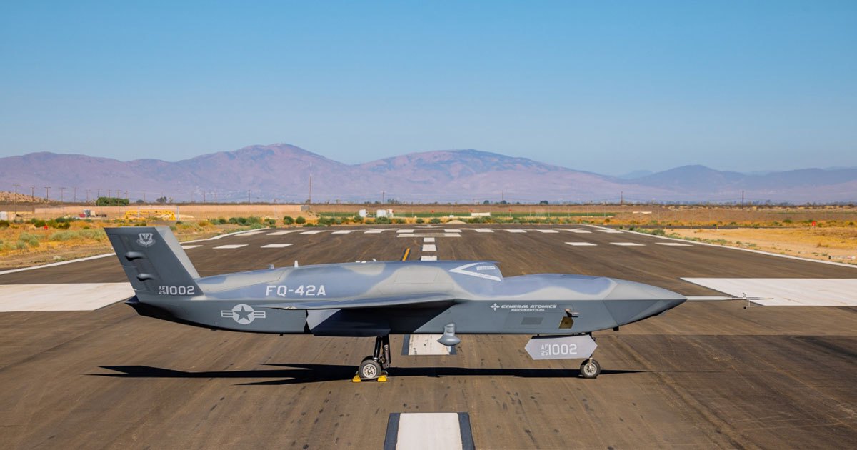 FQ-42A insansız muharip uçağı pistte