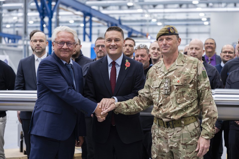 Telford tesisinin açılışında yetkililer tokalaşırken