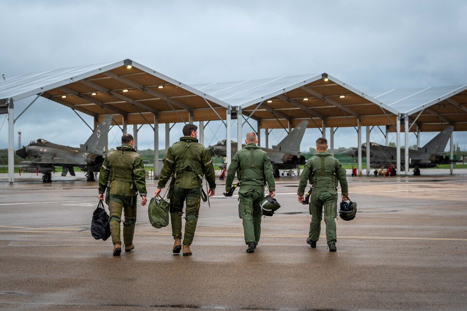 RAF ve Fransız pilotlar uçaklarına yürürken