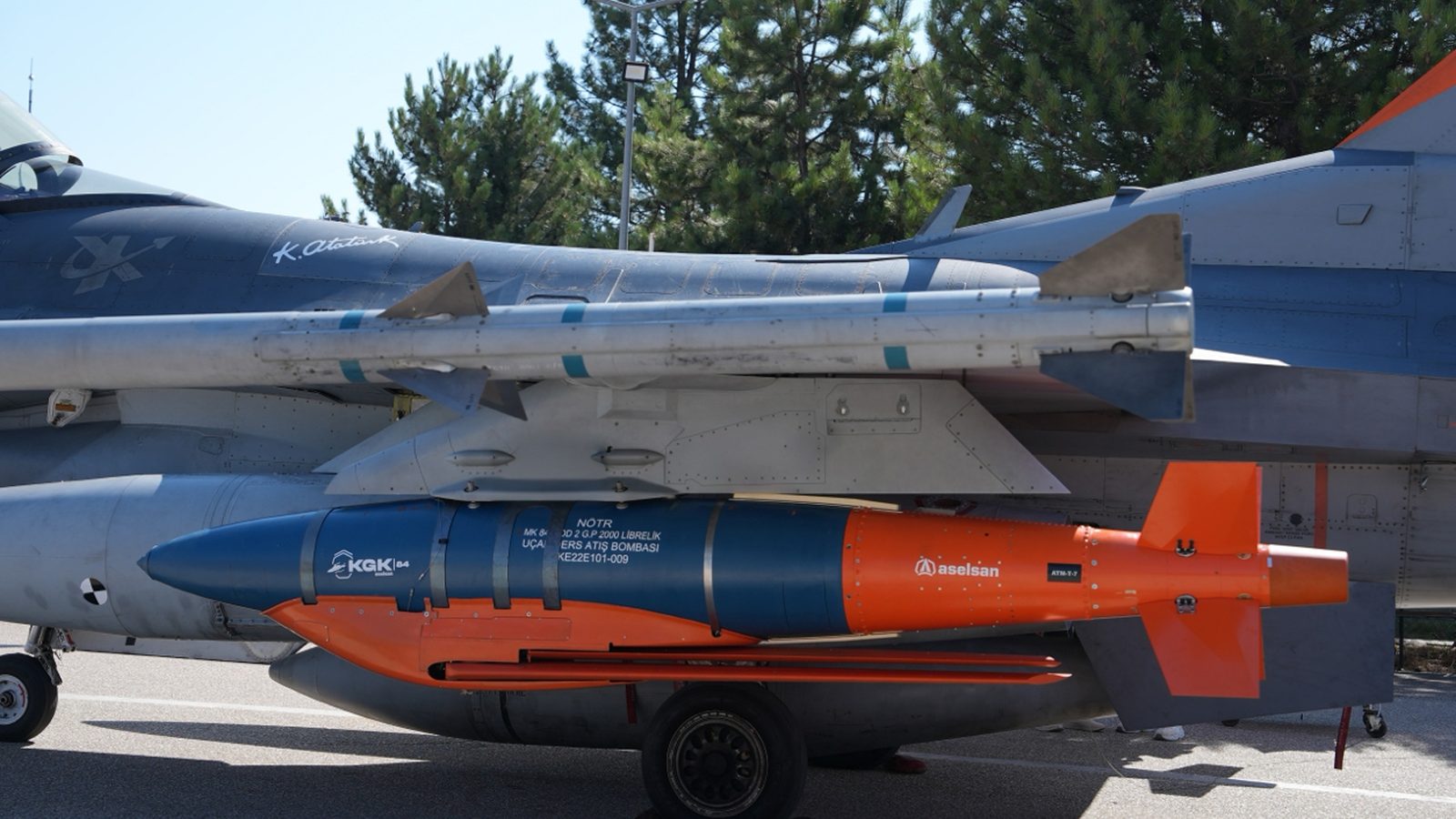 F-16 kanadı altında KGK-84 kanatlı güdüm kiti takılı 2.000 librelik bomba