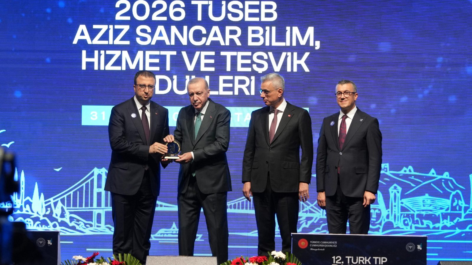 Cumhurbaşkanı Erdoğan, ASELSAN Genel Müdürü Ahmet Akyol'a ödülünü takdim ediyor