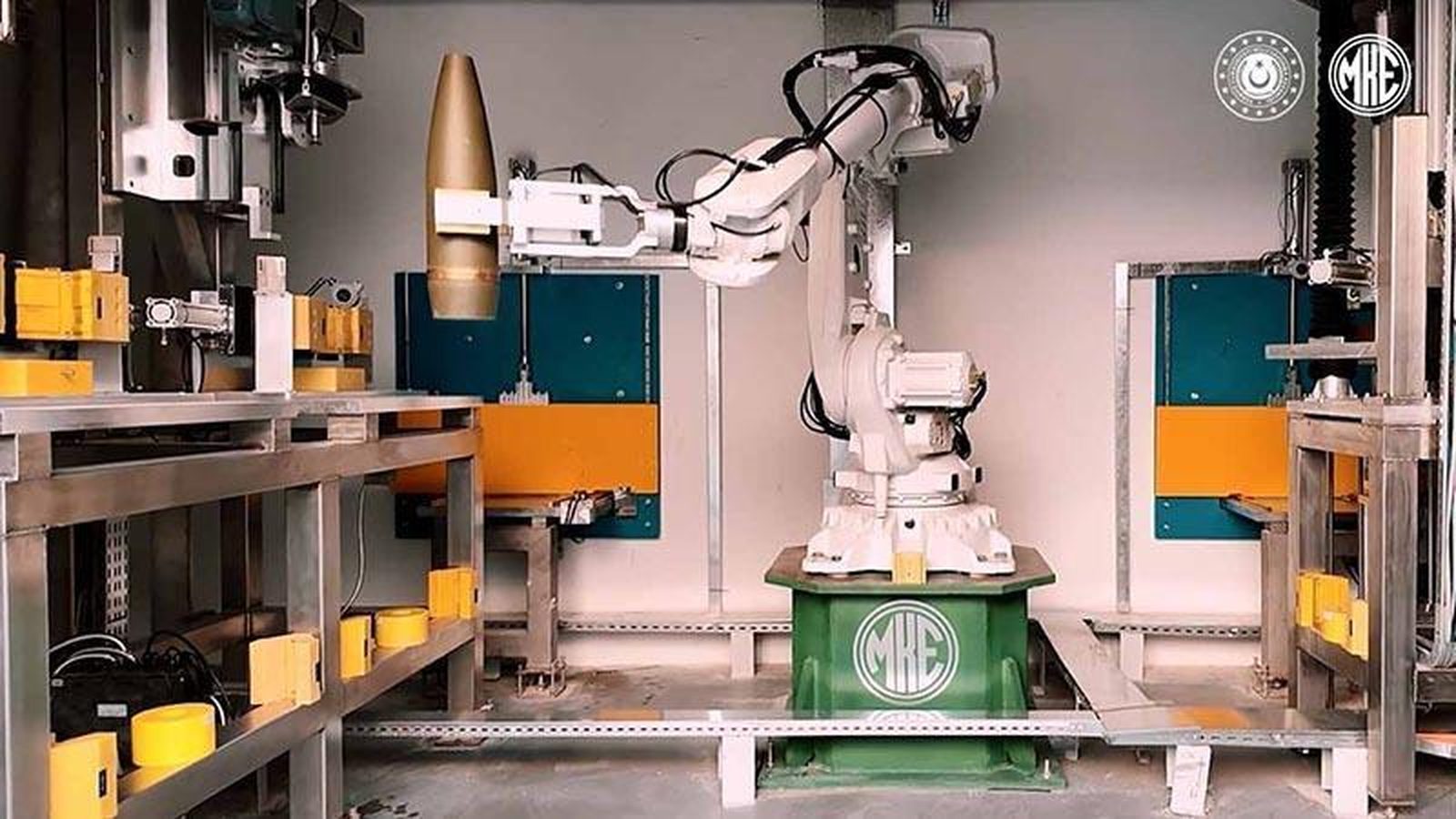 Mühimmat dolum hattında robotik kol