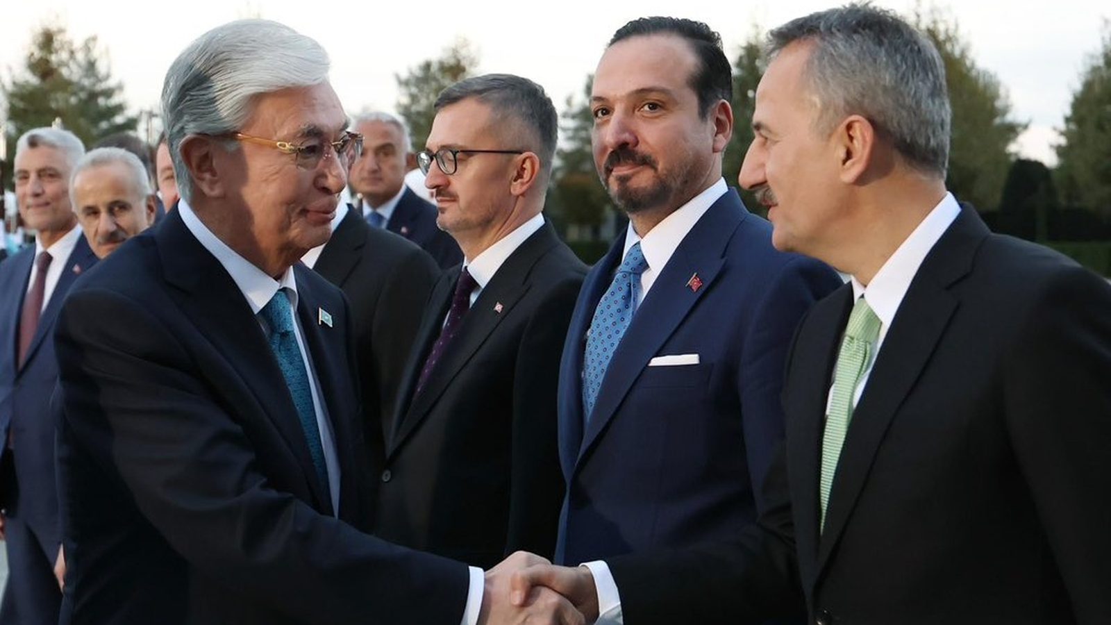 Kazakistan Cumhurbaşkanı Tokayev ile SSB Başkanı Görgün tokalaşırken