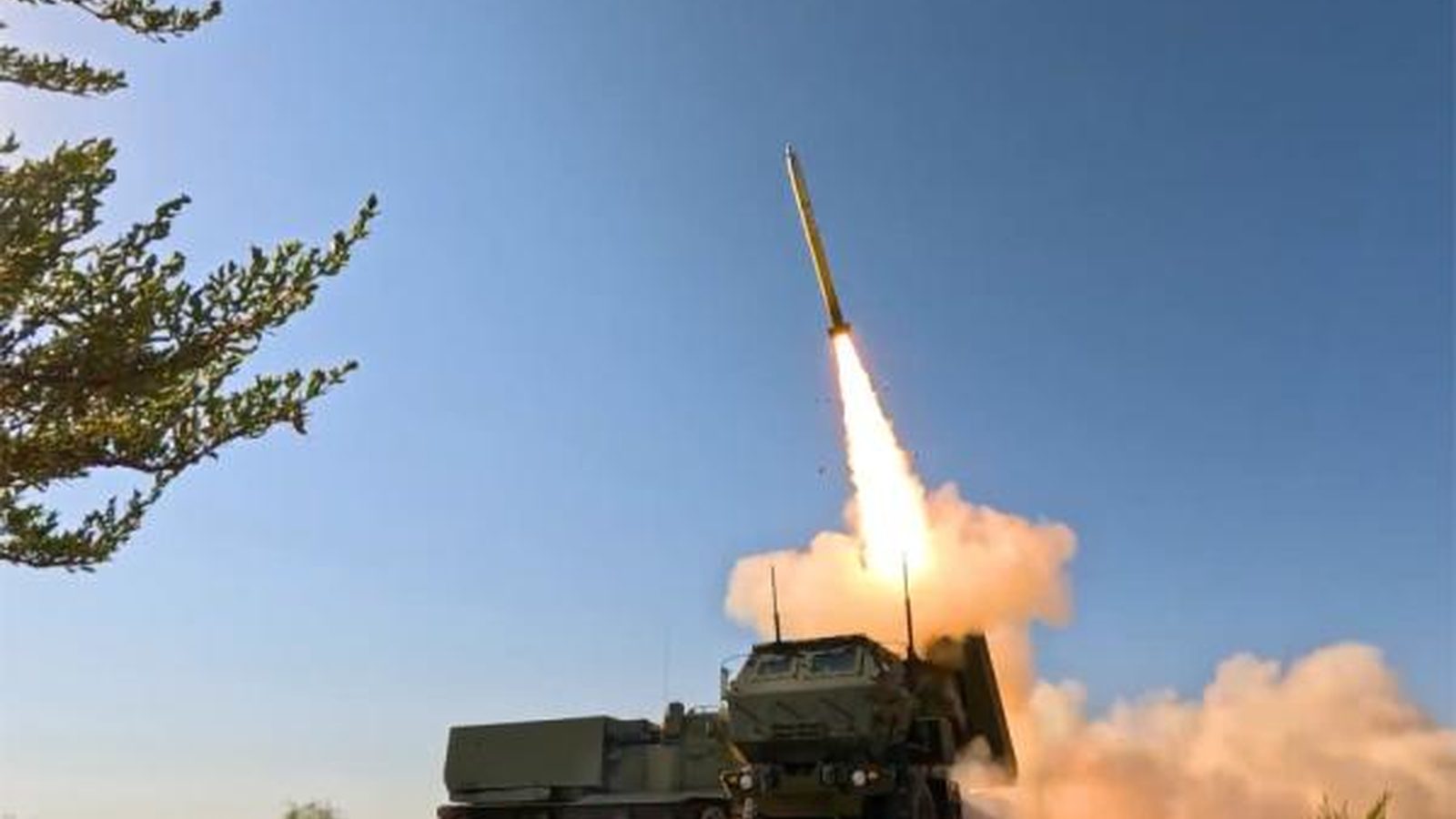 HIMARS'tan GMLRS roketi atışı
